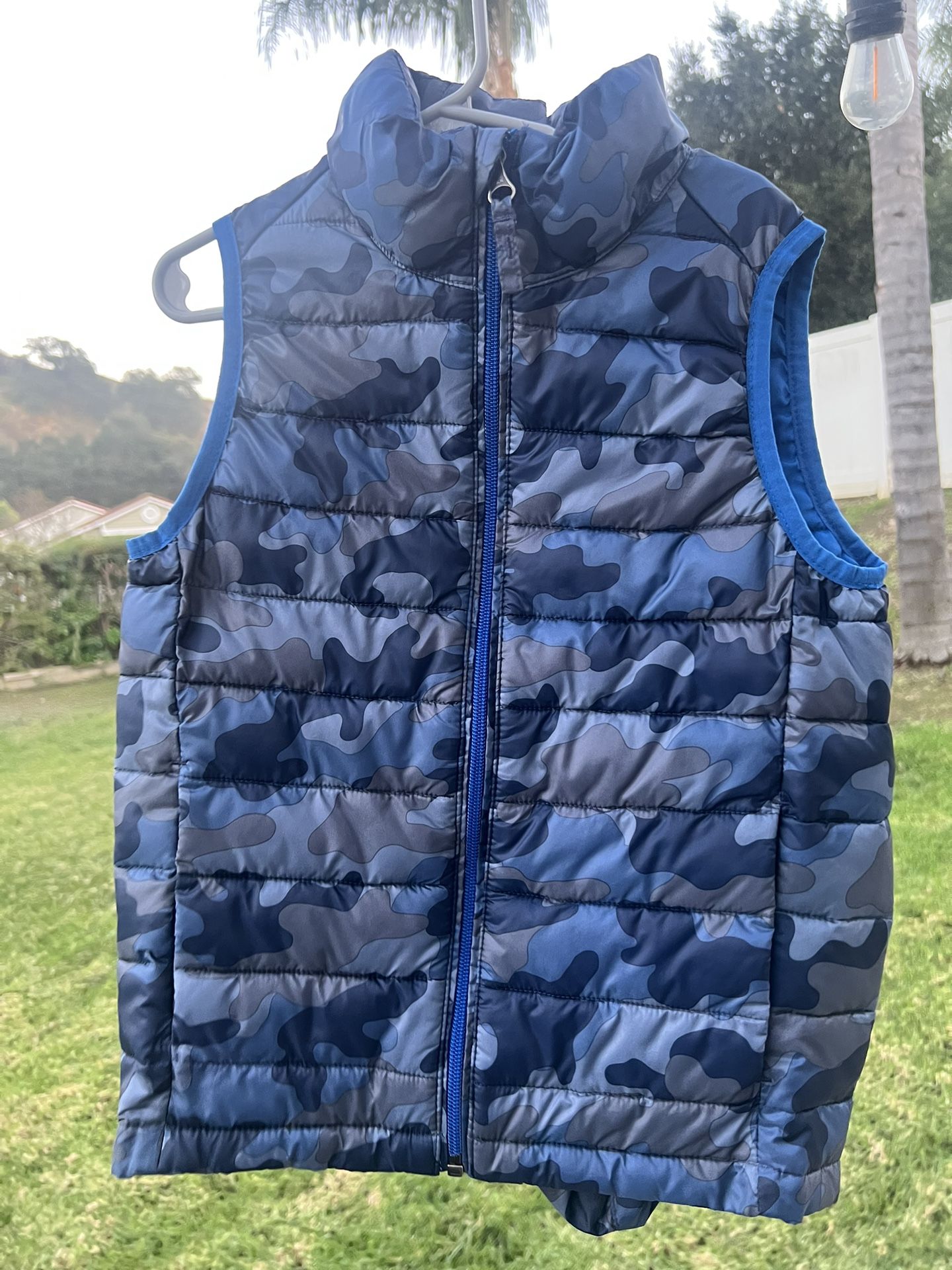 Amazon Essentials Boys Sz M (6/7) NAVY CAMO Lightweight Water-Resistant Packable Hooded Puffer Vest