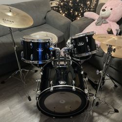 Pearl Roadshow 5-Piece Drum Set With Hardware and SABIAN PX Cymbals Jet Black