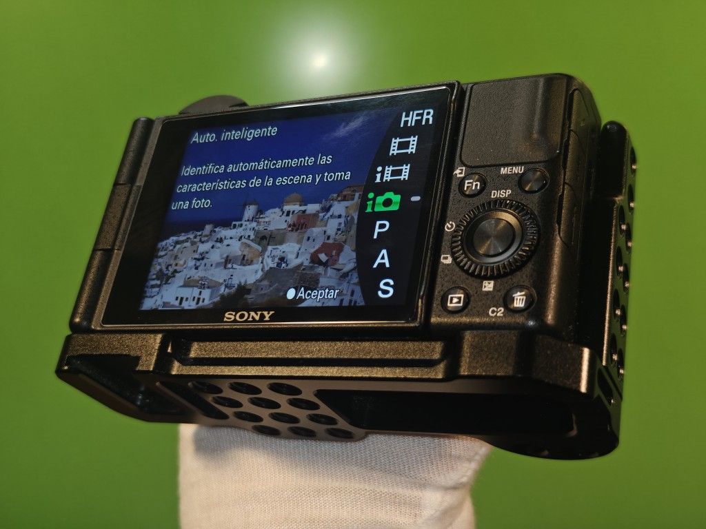 Sony ZV1  + Cage L-Shape Grip with Quick Release Base For Arca  Swiss + Mem 32Gb + Shutter  Count 11