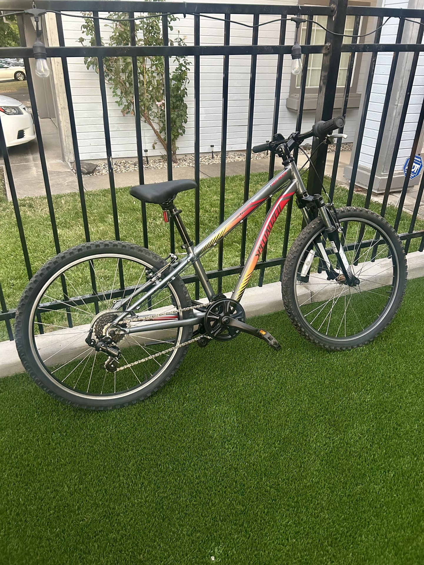 SPECIALIZED HOTROCK YOUTH MOUNTAIN BIKE 24” Wheels