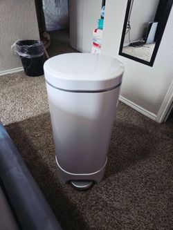 Munchkin CycloSeal Step Pro Diaper Pail - White