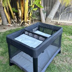 4 Moms 3 In 1 Bassinet / Changer / play pen