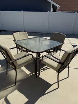 Outdoor table & lawn chairs