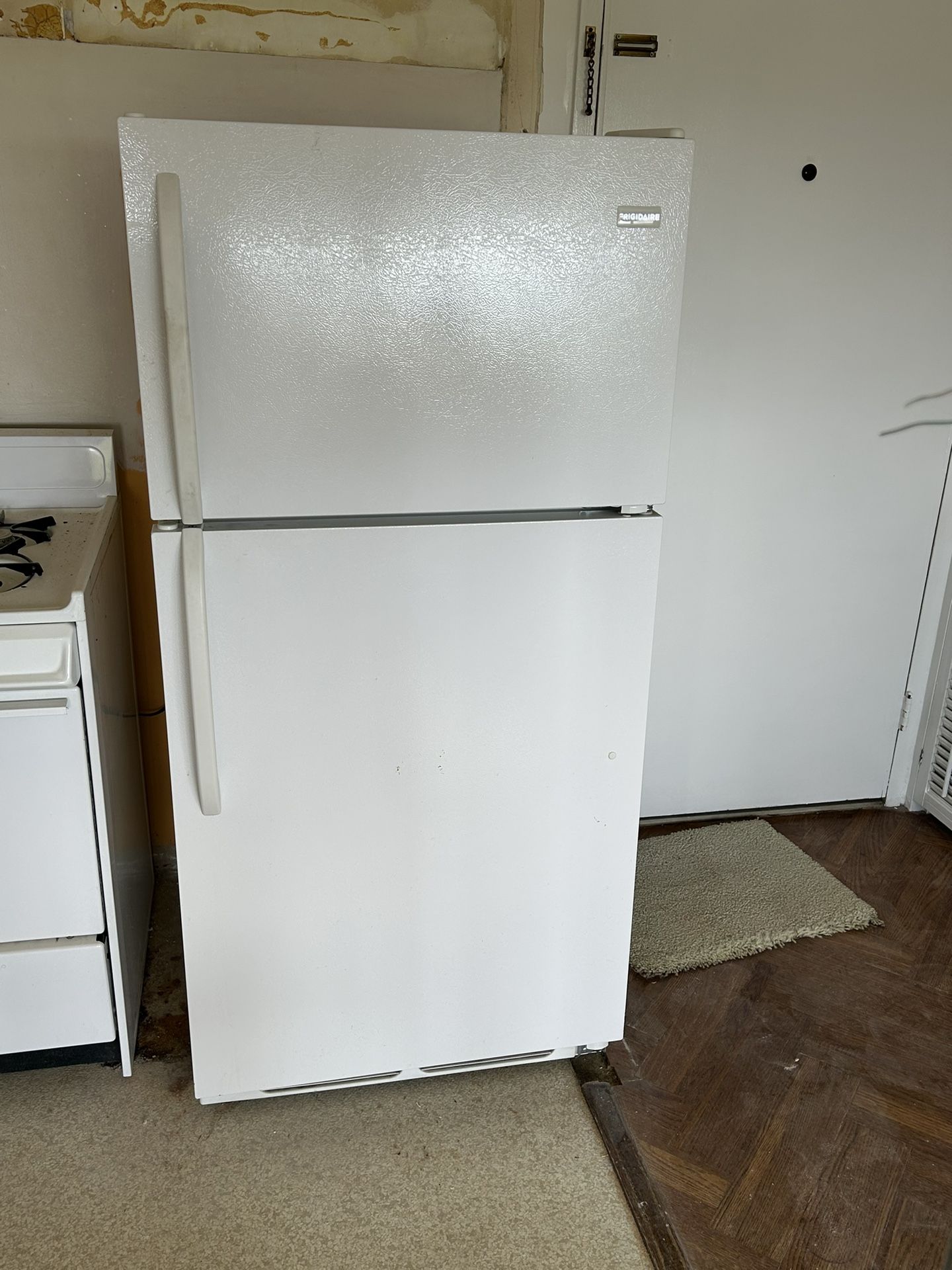 Refrigerator & Dishwasher
