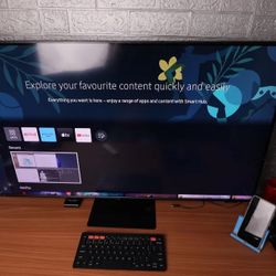 Samsung AM702 Series 43" Smart Tizen 4K UHD Monitor Black