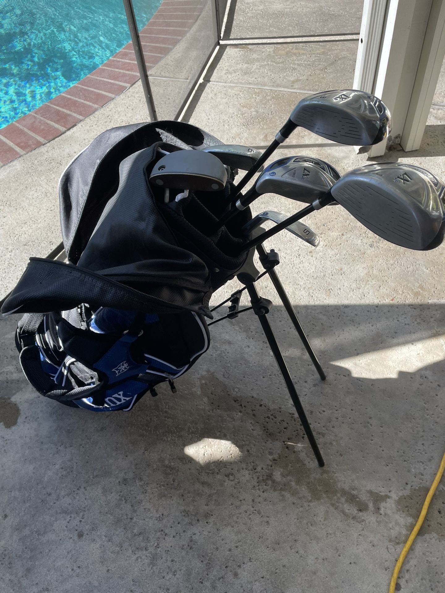 Children’s Lynx Golf clubs Set /Blue, And Black(Pick Up Only)