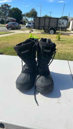 Snow boots