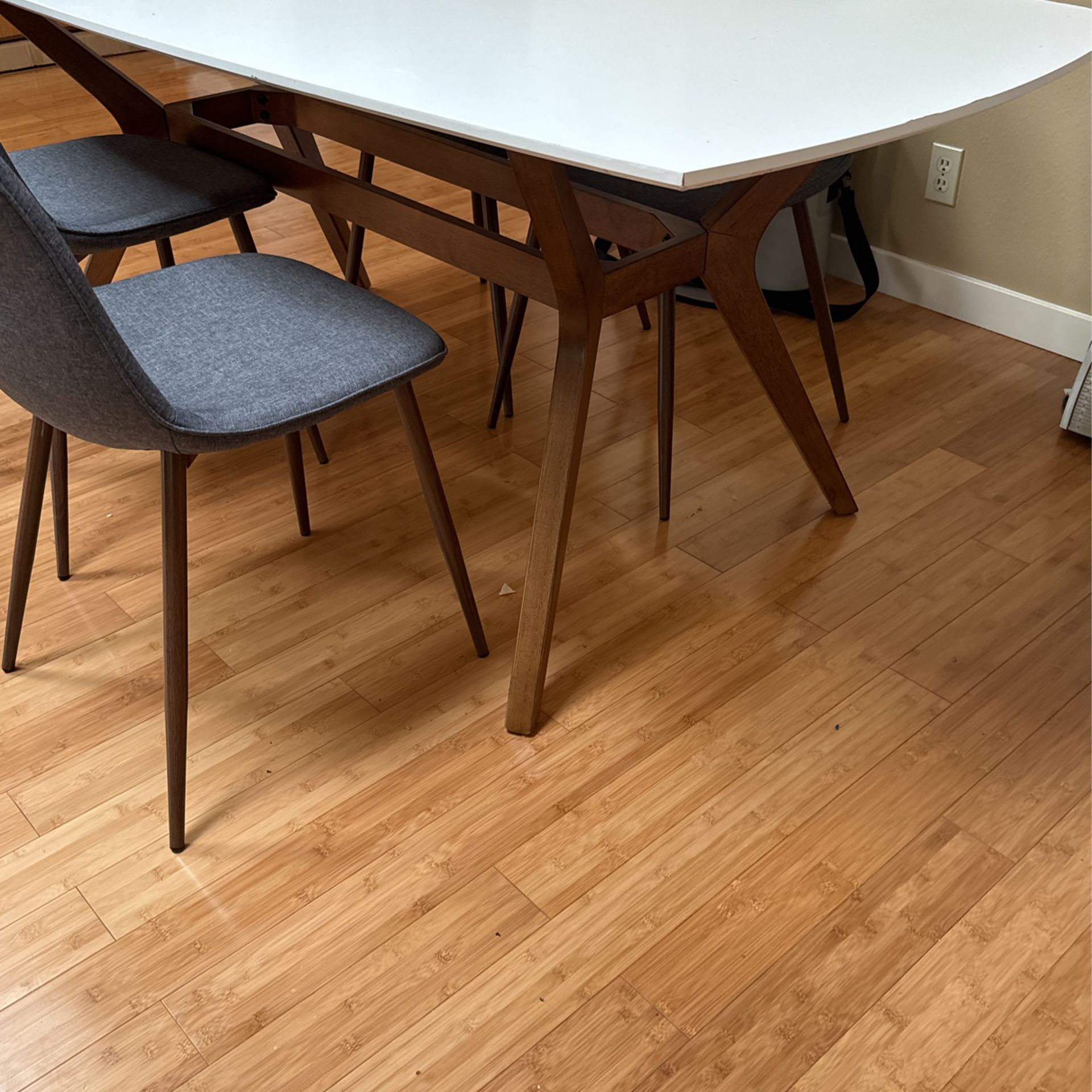 Modern Dining Room Table With 4 Chairs Pick Up Thursday In East Vancouver 