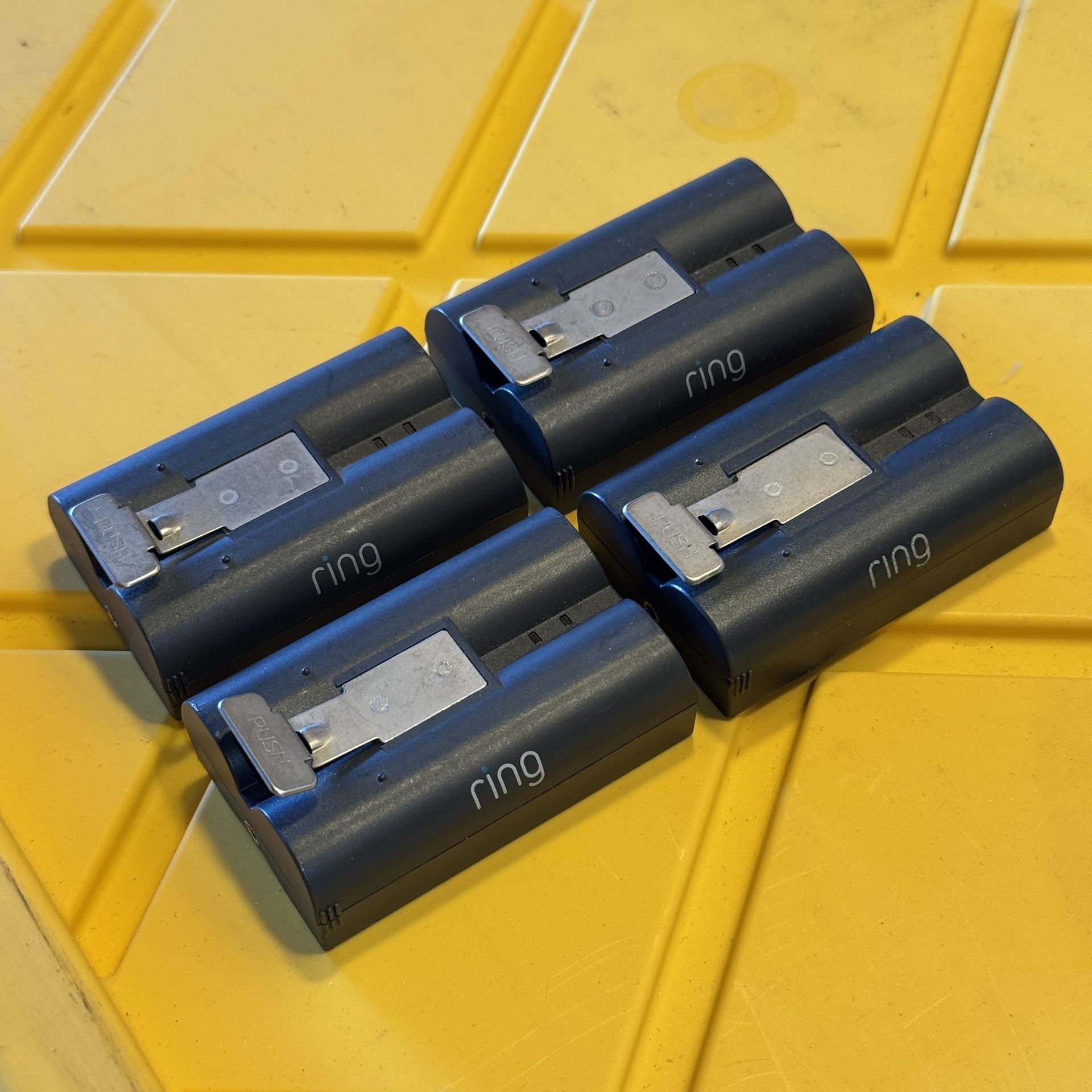 4 Ring V4 6040 mAh batteries