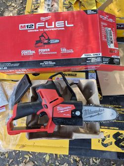 Milwaukee M12 FUEL 6 in. 12V  Chain Saw HATCHET (Tool-Only)