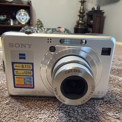 Sony Cyber-shot DSC-W100 MP 8.1 MP Digital Camera 3x Zoom - Silver. With battery. No charger, no memory card. 