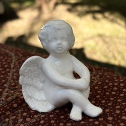 VTG DELICATE Seated ANGEL Folding Arms PORCELAIN VINTAGE FIGURINE