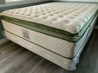 QUEEN ORGANIC ELITE HYBRID PILLOWTOP MATTRESS AND BOXSPRING. 