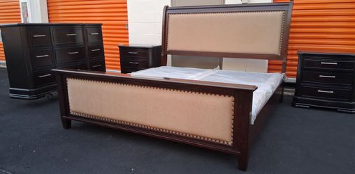 Kng Sz Bd St With Base Good Condition