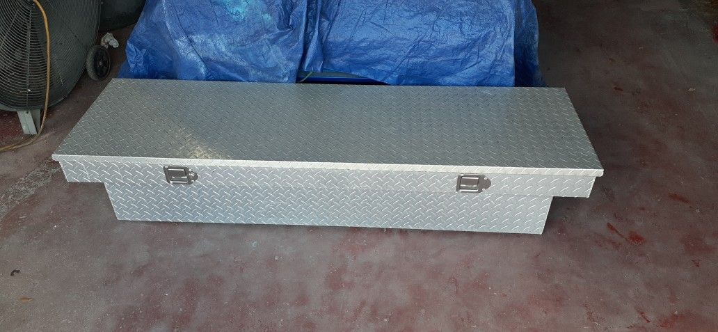Full Size Diamond Plate Aluminum Tool Box With Key!