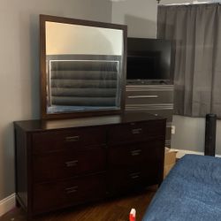 6 Drawer City Furniture, Dresser With Mirror. Great Condition.