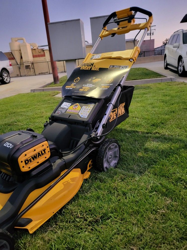 个
DEWALT
2x20V MAX 21 in. Cordless Battery Powered Self Propelled Lawn Mower Tool Only New