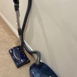 Kenmore Pet friendly pop-n-go bag Pet Canister Vacuum Cleaner. Works Great.