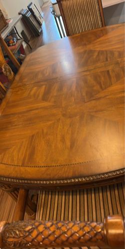 Dining Room Table with 2 Leaves, 2 Captain Chairs & 4 Side Chairs