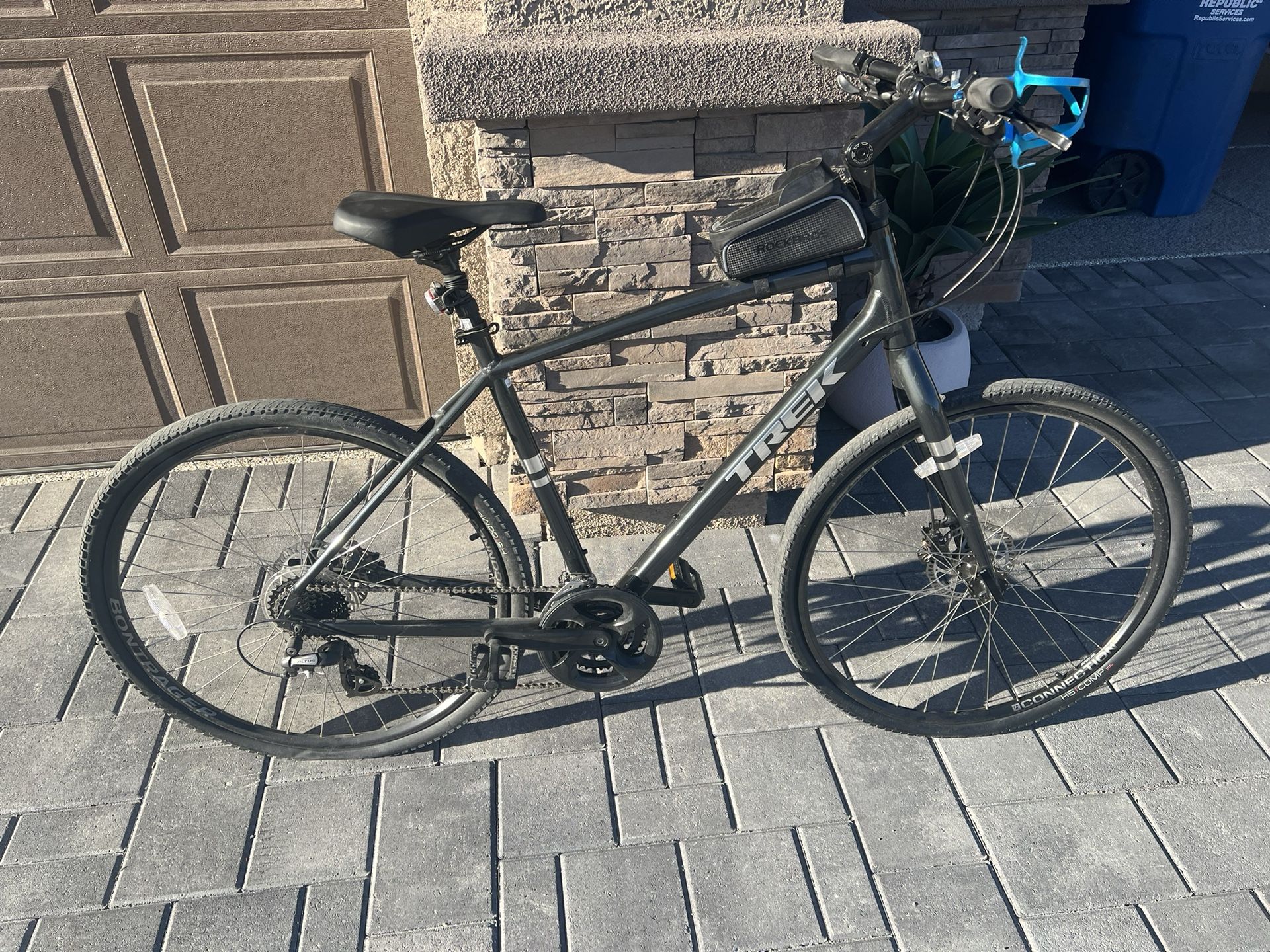Trek Verve 2 Hybrid Bike