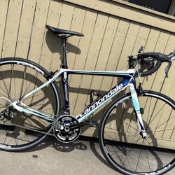 Bike Cannondale “SYNAPSE” Full Carbon, Beutyful Road Bike Likenew Conditions, Very Lightweight , Has Odometer 