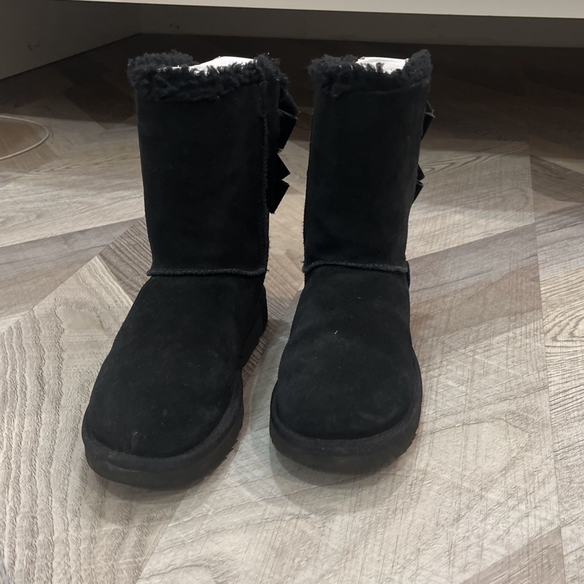 Black Medium Bow Uggs 