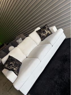 Nice sofa couch (DELIVERY available)
