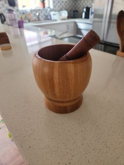 Manual wood grinder