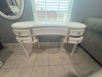 Vanity desk