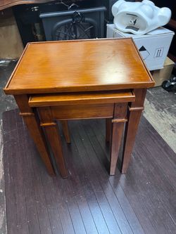 Set of 2 Wooden Nesting Side Tables.