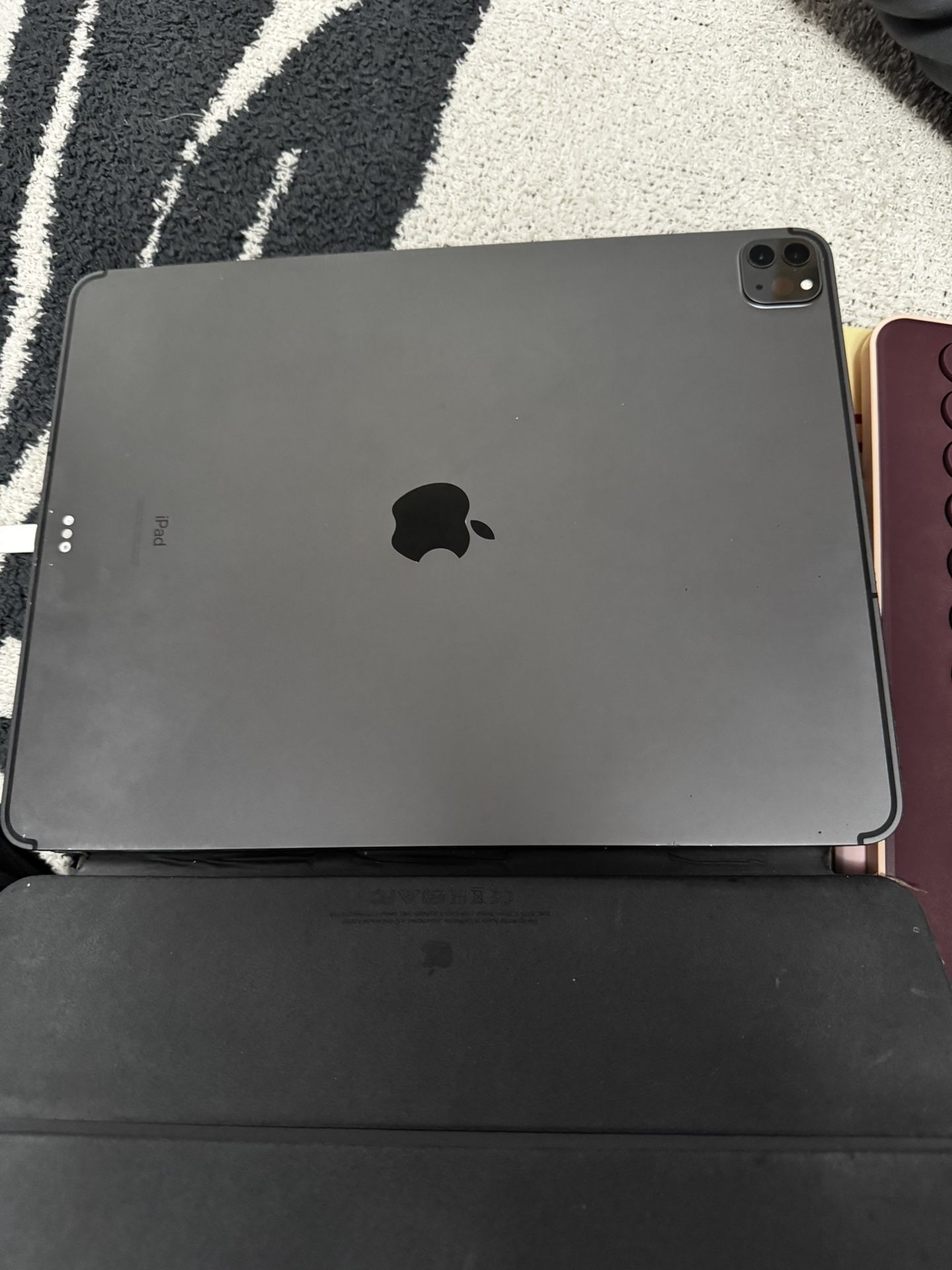 iPad Pro Forth Gen , Comes With Everything