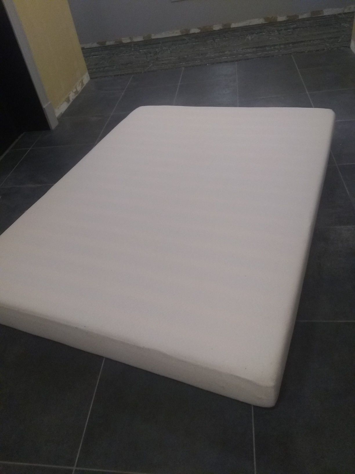 Queen size mattress very good condition (1 year old)