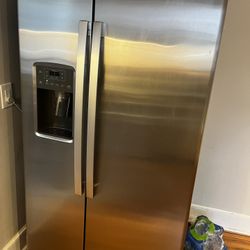 GE Side By Side Stainless Steel +Icemaker Like New