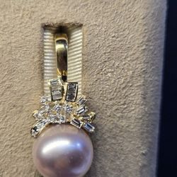 One 18k Yellow Gold 0.67ctw Diamond & Pink Mabe Pearl Pendant