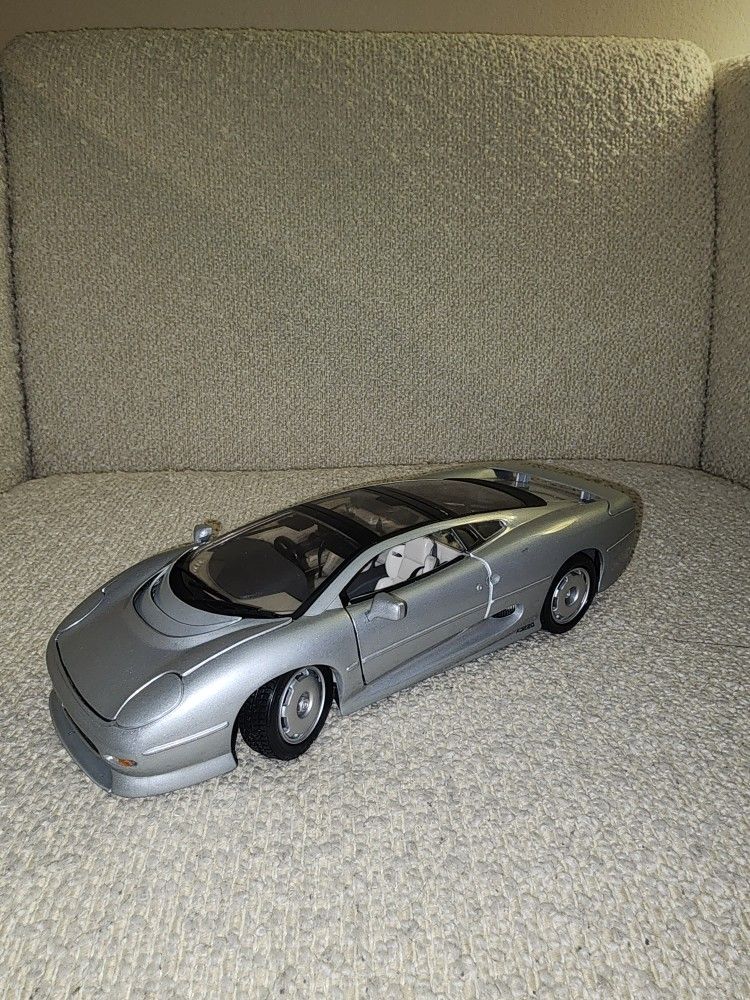 1.18 Scale Model 1992 Jaguar XJ220