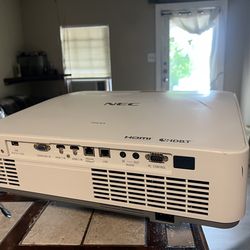 NEC Projector P547UL