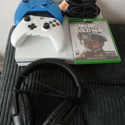 Xbox One 2 Remotes 1 Game 