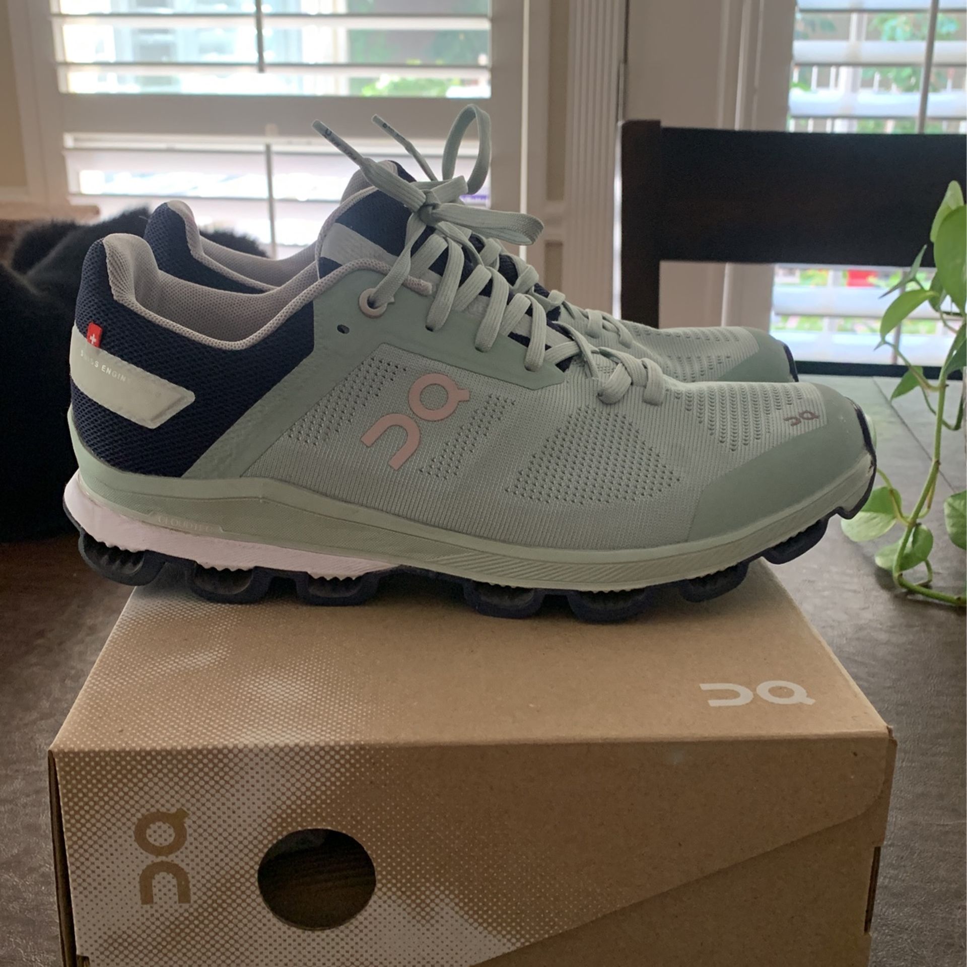 On Cloud Running Shoes 10.5 Womens