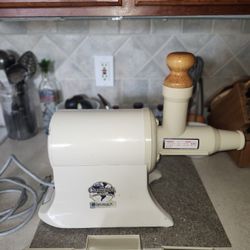 Champion Juicer w/ All Accessories in Orig Box 