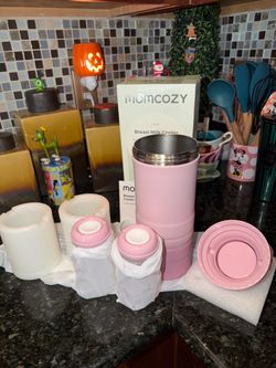 NIB Momcozy Pink insulated breast milk cooler - 22oz.  Keeps milk chilled 24hrs