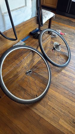 700c bicycle wheel set with 9 speed cog cassette $50