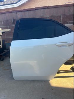 REAR LEFT DRIVER SIDE DOOR 2014-2019 TOYOTA COROLLA (WHITE COLOR) WITH HINGES.
