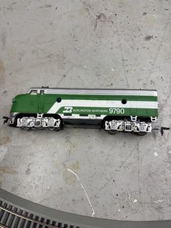 Bachmann Burlington northern HO model train Diesel locomotive.#9790 F9.note No Track,No Transformer just train only.