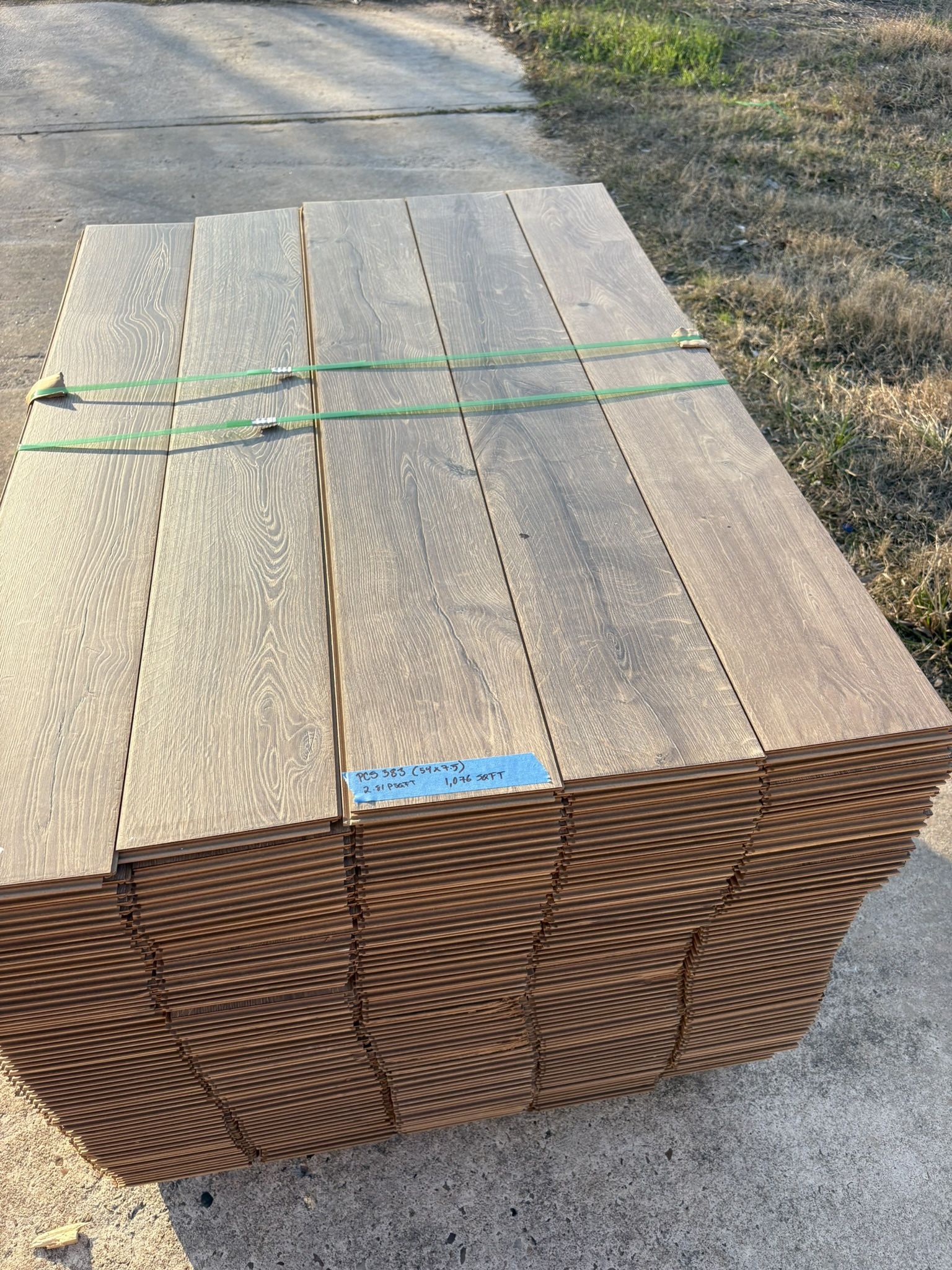 1076sq.ft Full pallet laminate flooring - $800