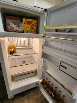 Hotpooint White Top-Freezer Refrigerator fridge