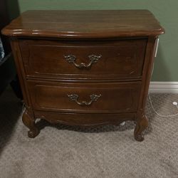 2 nightstands