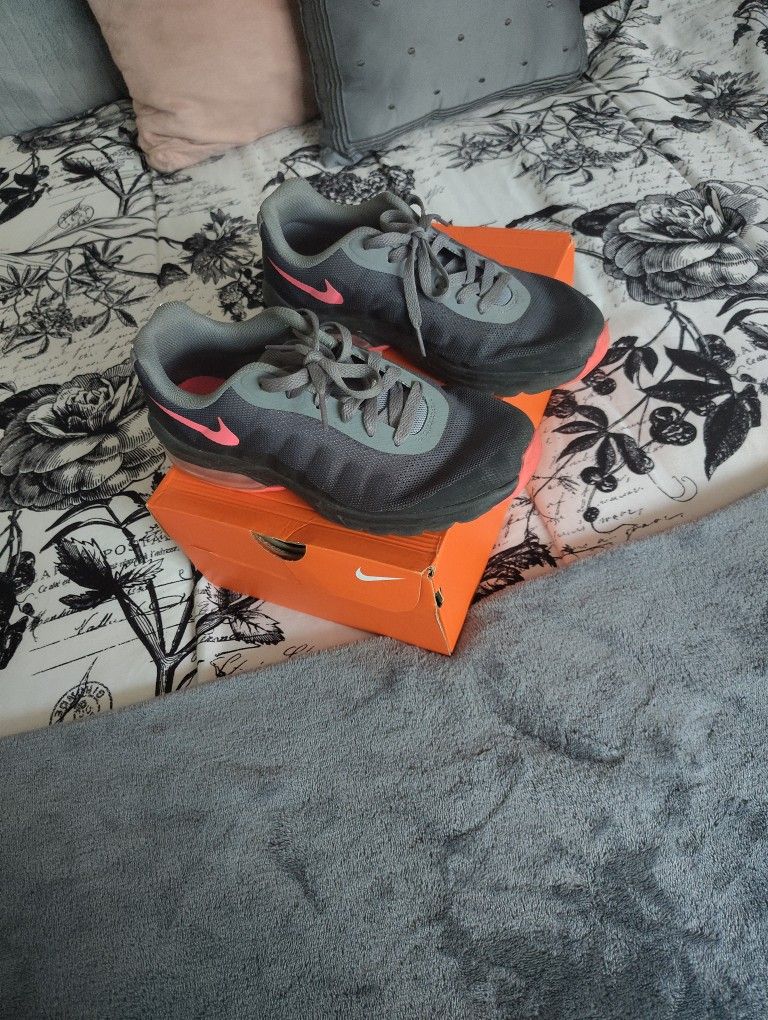 Nike Air Max Invigor GS 'Black Racer Pink' 6y $25