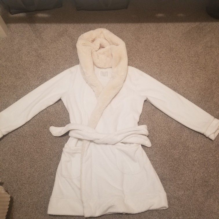 Abercrombie and Fitch Womens XS/S fluffy cream robe Hooded and waist tie belt. The hood has super soft fluffy sherpa type lining. 