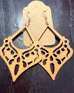 New assorted designs of women’s dangling earrings