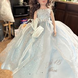 Muñeca.  Que tiene grabado las palabras de 15 años